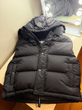 Aritzia Shorty Super Puff Vest